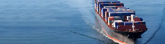 Ein großes Containerschiff auf dem Meer