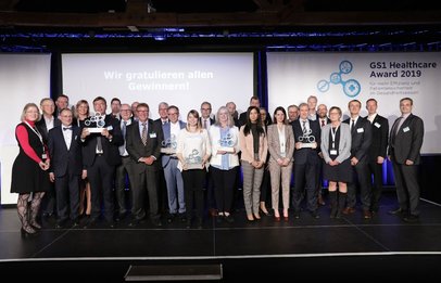 Gruppenbild der Healthcare Award 2019 Preisträger, Leinwand im Hintergrund