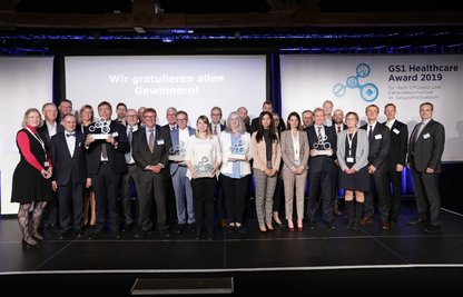 Gruppenbild der Healthcare Award 2019 Preisträger, Leinwand im Hintergrund