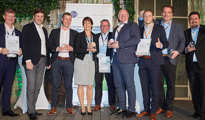 Foto aller Preisträger des Lean and Green Award 2019 vor Hauswand