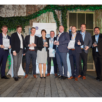 Foto aller Preisträger des Lean and Green Award 2019 vor Hauswand