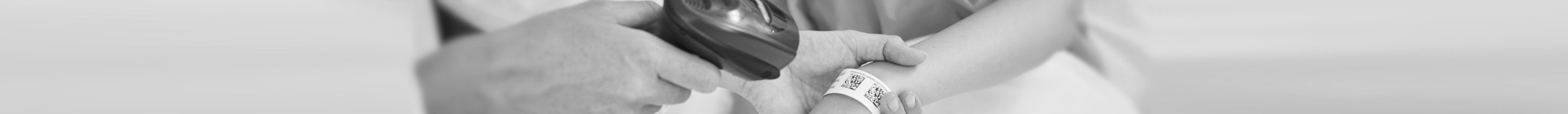Ein Patientenarmband mit einem GS1 DataMatrix wird im Krankenhaus gescannt