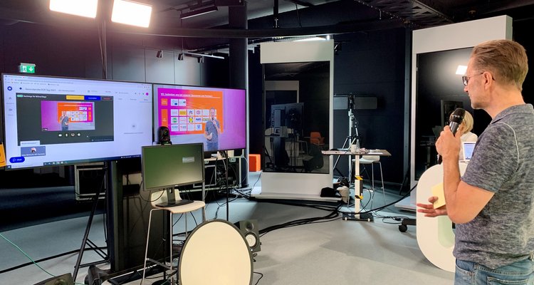 Ein Referent probt seinen Vortrag für das digitale Event