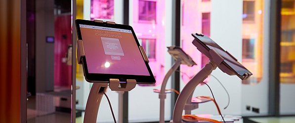 Metaverse GS1 Germany Ein Tablet auf einer Halterung