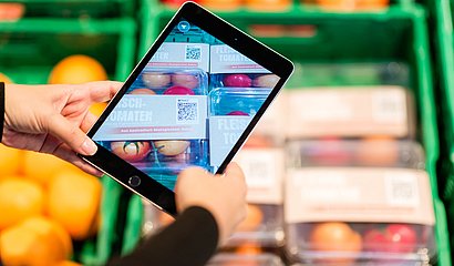Foto zeigt Ipad, mit welchem Obst in einem Supermarkt fotografiert wird