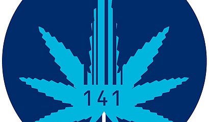 stylisiertes türkises Hanfblatt mit Strichcode-Symbol vir dunkelblauem Hintergrund