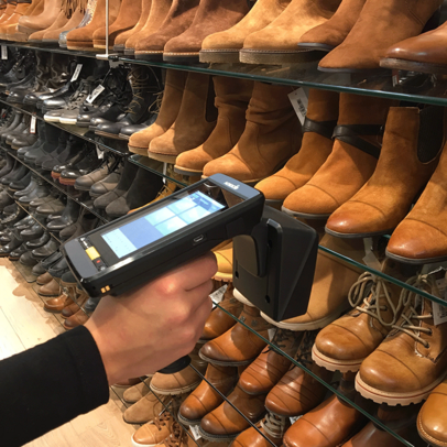 Fotografie RFID Tagging Line - Scannen von Schuhe