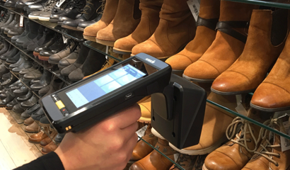 Fotografie RFID Tagging Line - Scannen von Schuhe