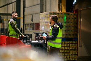 Lagermitarbeiter beim Beladen eines LKW mit Pallette