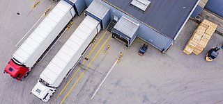 LKWs beim Beladen an der Laderampe von oben fotografiert.