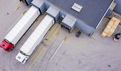 LKWs beim Beladen an der Laderampe von oben fotografiert.