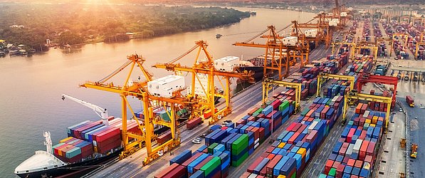 Containerhafen mit Schiff und LKWs soll Supply Chain Management visualisieren