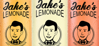 Jake's Lemonade in den Sorten Mango-Passion, Original und Blood Orange Foto zeigt 3 Flaschen Jake's Lemonade in den Sorten Mango-Passion, Original und Blood Orange