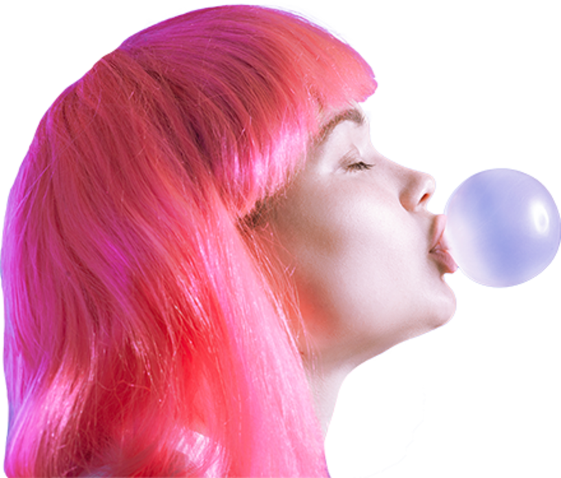 Frau mit pinken Haaren macht eine Kaugummi Blase, um das erste Scannen eines Barcode zu visualisieren
