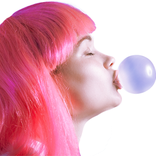Frau mit pinken Haaren macht eine Kaugummi Blase, um das erste Scannen eines Barcode zu visualisieren