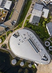 Eine Draufsicht auf eine Unternehmen in einem Industriegebiet
