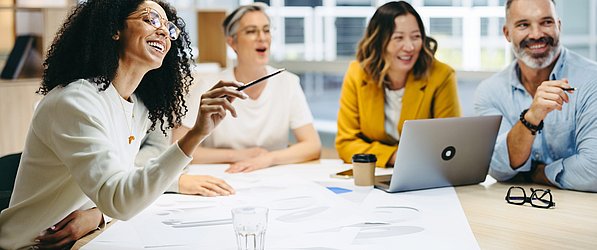 Eine Gruppe von Personen in einem Meeting