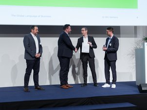 Gruppenbild 4 Personen auf Bühne