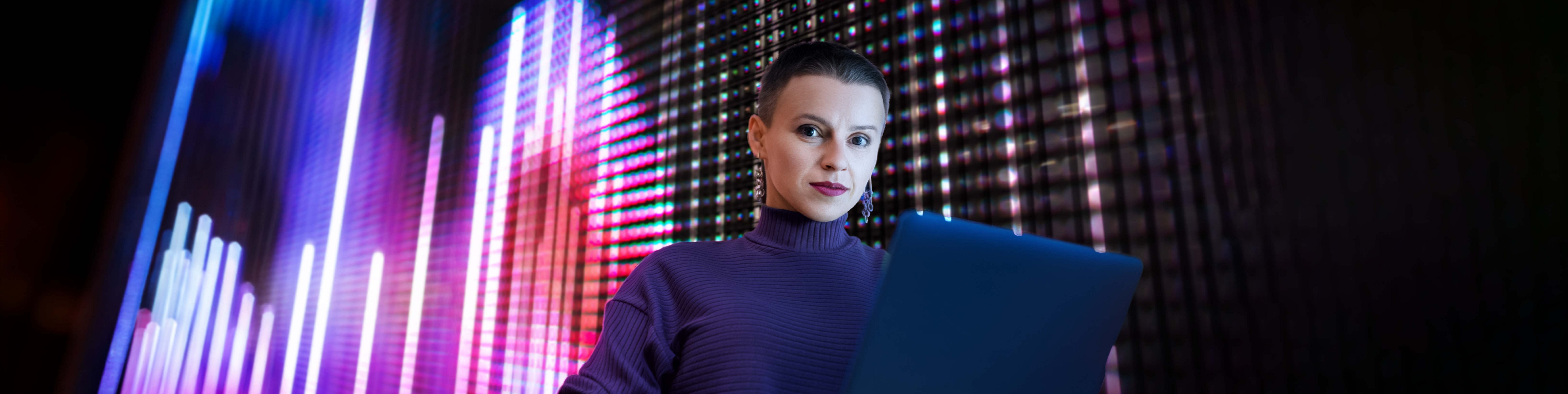 Eine junge Frau mit einem Laptop vor einem technologische Hintergrund