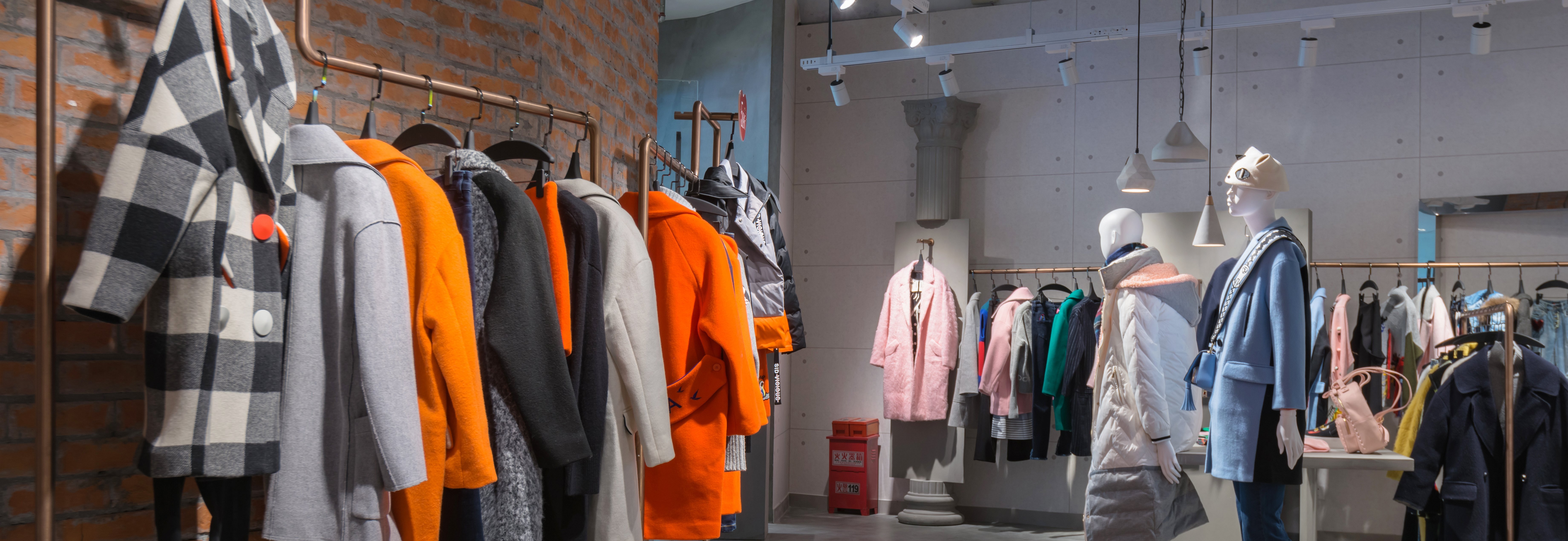 Kleider in einem Fashion Store