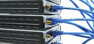 Blaue Kabel in PC-Laufwerken visualisieren den elektronischen Datenaustausch EDI