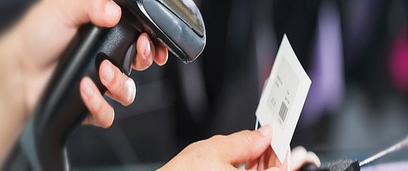 Eine GTIN (EAN Nummer) auf einem Produkt wird gescannt