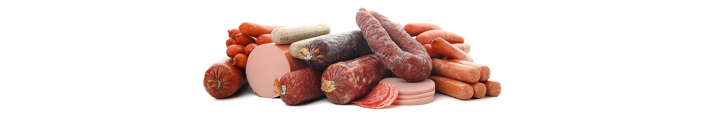 Eine Darstellung mit Fleisch und Wurst auf einer Anrichte