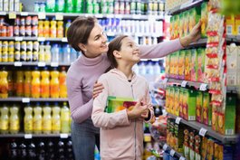 Mutter mit Tochter im Supermarkt