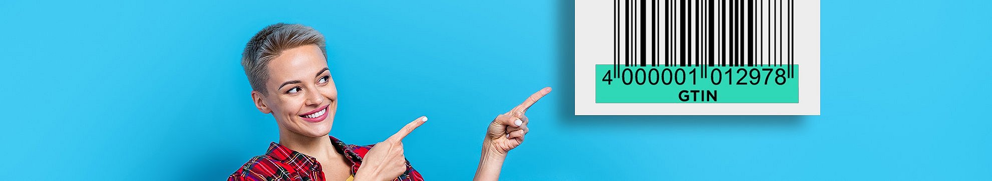 Eine junge Frau zeigt auf einen Barcode