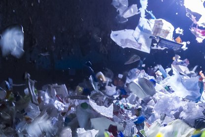 Plastik-Abfall in Sortieranlage für Kunststoffe als Vorstufe zum Recycling von Kunststoffverpackungen