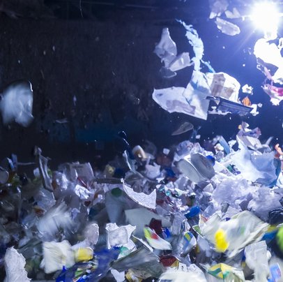 Plastik-Abfall in Sortieranlage für Kunststoffe als Vorstufe zum Recycling von Kunststoffverpackungen