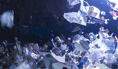 Plastik-Abfall in Sortieranlage für Kunststoffe als Vorstufe zum Recycling von Kunststoffverpackungen