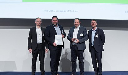 Gruppenbild 4 Personen auf Bühne