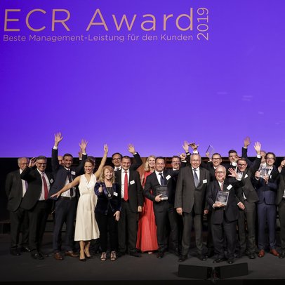 Foto der jubelnden Preisträger des ECR Award 2019 vor lila Hintergrund 