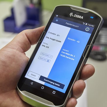 Foto: Handy, darauf geöffnet: App zur Rückverfolgbarkeit von Anlieferungen