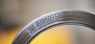 GS1 DataMatrix eingraviert auf einem metallischen Bauteil