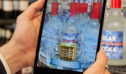 Fototgrafie Shopper Experience: Ipad scannt Wodkaflasche und schlägt ein Rezept dazu vor