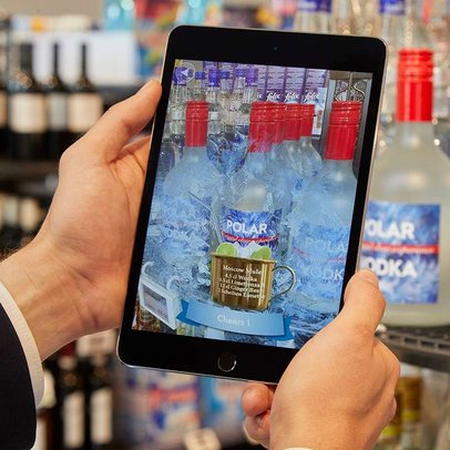 Fototgrafie Shopper Experience: Ipad scannt Wodkaflasche und schlägt ein Rezept dazu vor