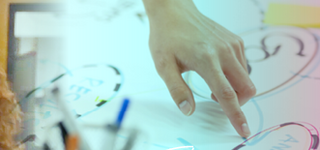 Header mit weißem Schriftzug "Unser Team" auf buntem Hintergrund 