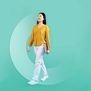 Vier junge Personen mit Laptops auf türkisem Hintergrund