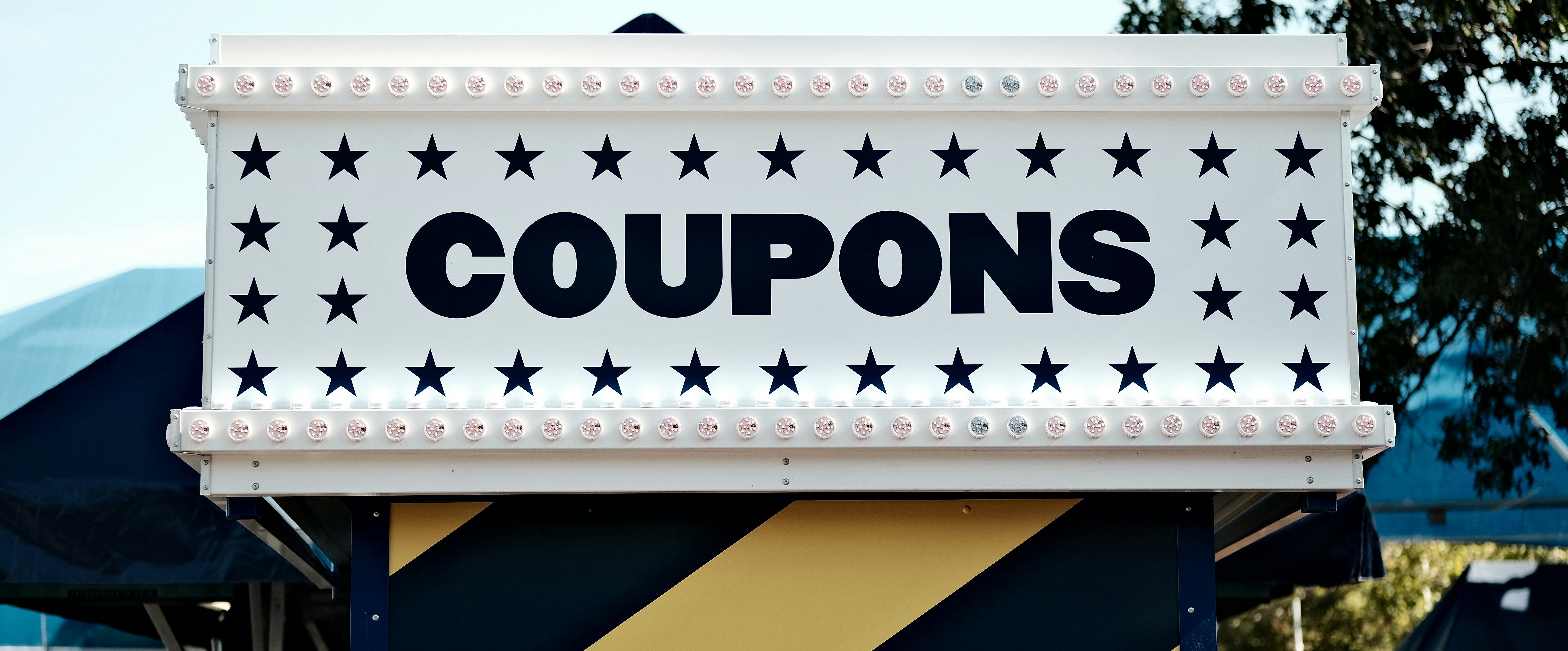 Schild auf dem "Coupons" steht soll das Thema Gutscheine visualisieren