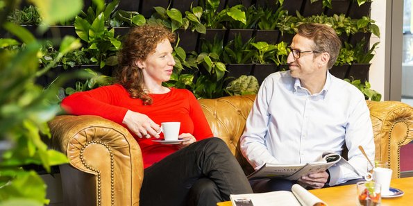 Zwei Mitarbeiter:innen von GS1 Germany in Gespräch im Innovation Center