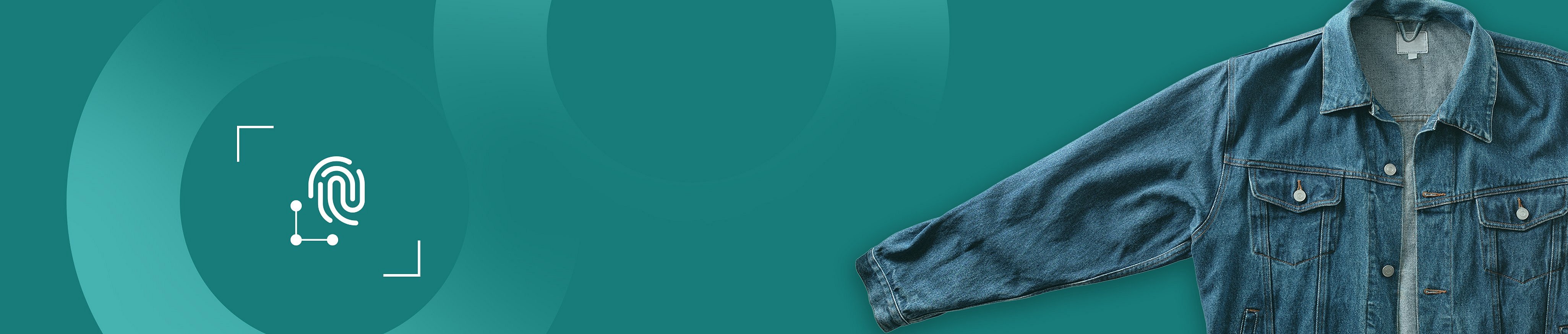 Eine Hand hält einen Baumwollstrauch neben eine Jeansjacke