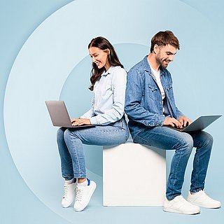 Zwei Personen am Laptop