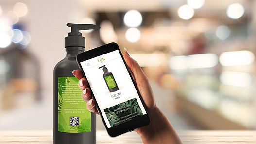 Ein Kunde scannt den Code auf einer Shampooflasche mit seinem Smartphone