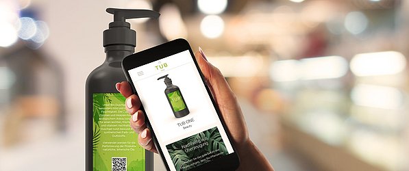 Ein Kunde scannt den Code auf einer Shampooflasche mit seinem Smartphone