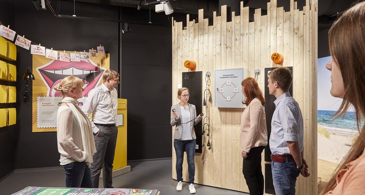 Technologies Experience - Eine Frau erklärt einer Gruppe von Personen den EDI Standard
