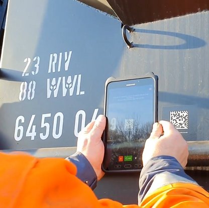 Foto zeigt Smartphone mit Railconnect App