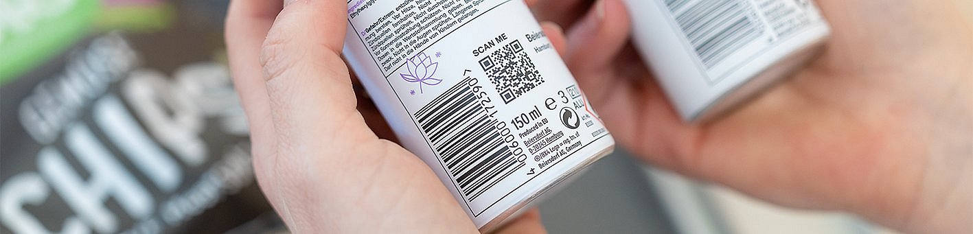 Ein Produkt mit 2D-Code wird gescannt