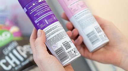 2D-Codes bei dm und 8x4 Bild zeigt ein Produkt von Beiersdorf mit 2D-Code, der gescannt werden kann